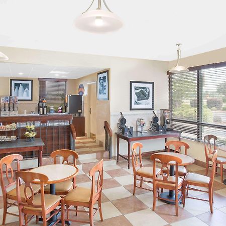 Baymont By Wyndham Greenville Esterno foto