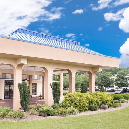 Baymont By Wyndham Greenville Esterno foto