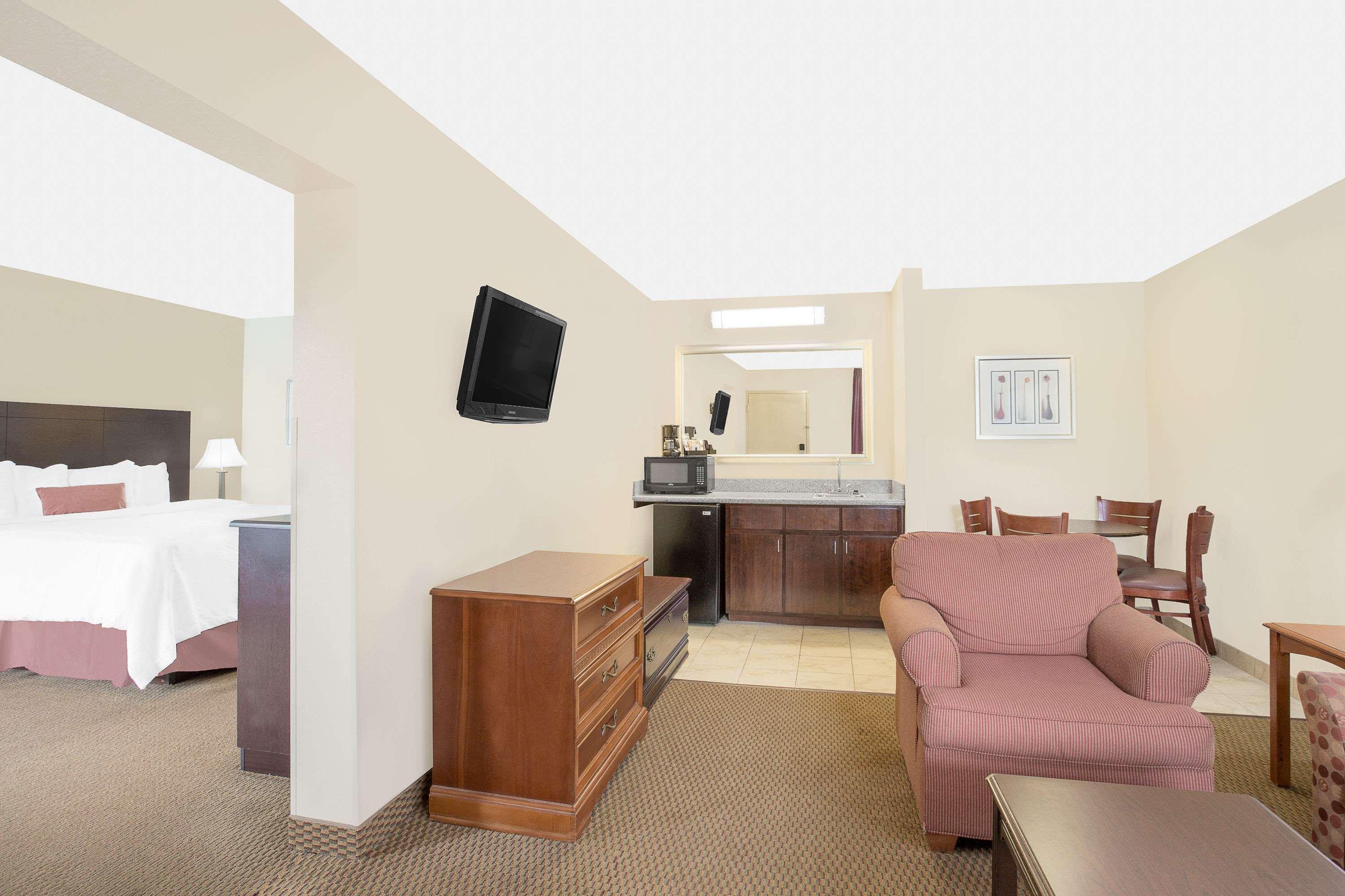 Baymont By Wyndham Greenville Esterno foto